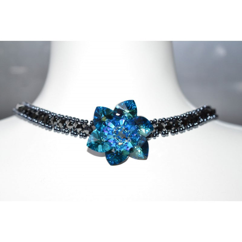 Ras le cou en cristal, noir, hématite 2x, fleur bermuda blue ab
