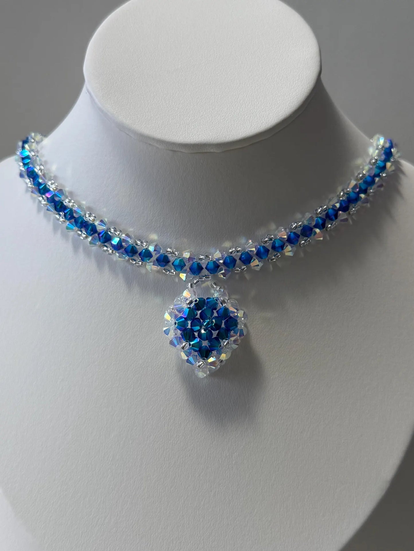 Ras de cou en cristal véritable, ras du cou bleu et blanc, bijou femme, coeur Capri Blue ab2x et Cristal ab2x